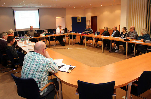 Der B&uuml;rgermeister Klaus Schejna und Hauptamtsleiter Udo Vitt begr&uuml;&szlig;en die Arbeitsgruppe Dorffest (c)Hofmann