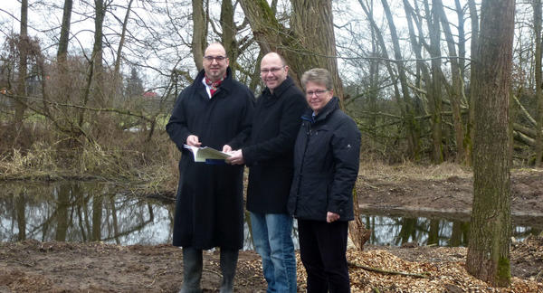 B&uuml;rgermeister und Beh&ouml;rde am Amphibienbiotop