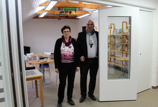 Bürgermeister Schejna und Büchereileiterin Ulrike Schilling vor der neuen Trennwand im Medientreff