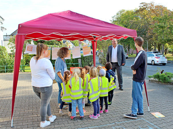 Bürgermeister Klaus Schejna mit den Kindern von der Kita Eichenhain