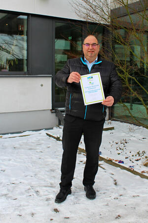 B&uuml;rgermeister Klaus Schejna mit T&uuml;rschild "Offen f&uuml;r Vielfalt"