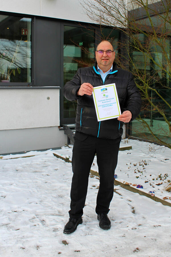 B&uuml;rgermeister Klaus Schejna mit T&uuml;rschild "Offen f&uuml;r Vielfalt"