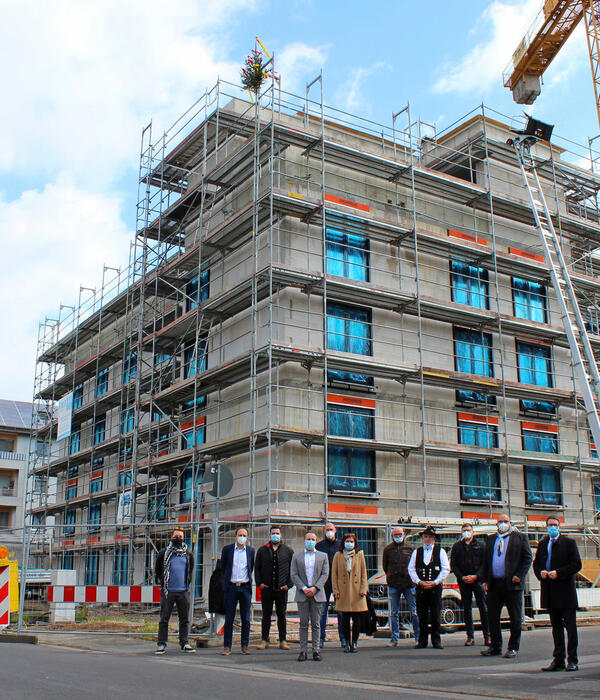 Die Gemeinde Rodenbach bietet mit Unterst&uuml;tzung des MKK bezahlbaren Wohnraum in Niederrodenbach an. Landrat Thorsten Stolz (rechts) informierte sich beim Richtfest f&uuml;r das Mehrfamilienhaus &uuml;ber den Baufortschritt bei B&uuml;rgermeister Klaus Schejna