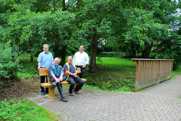 v.l. Leiter des EAM Netz Regioteam Gelnhausen Bernd Schmidt, Bauhof-Leiter Bernhard Reus, Vorarbeiter Klaus Becker und B&uuml;rgermeister Klaus Schejna