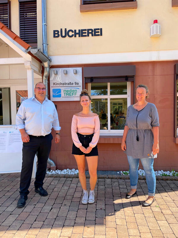 v.l. B&uuml;rgermeister Klaus Schejna, Sophia Grombach und Inge Kliemt