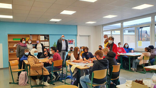 v.l. Alice Engel-Kanani vom MKK, Laura Busch, Stellvertretende Schulleiterin Isabell Ranft, B&uuml;rgermeister Klaus Schejna, Dorothee Sch&auml;fer-Bier und Annegret Blendin vom Weltladen Gelnhausen sowie die Kinder der 7. Realschulklasse der Adolf-Reichwein-Schule
