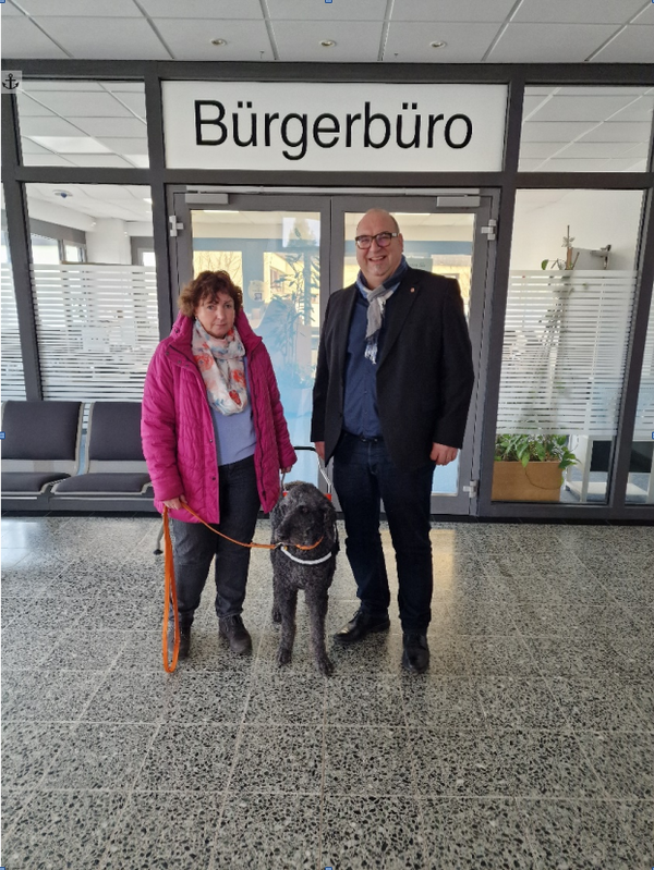 Bürgermeister Schejna mit Assistenzhund »Romeo« und seiner Besitzerin vor dem Rodenbacher Bürgerbüro
