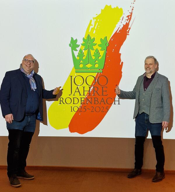 Bürgermeister Klaus Schejna und der Rodenbacher Graveur und Medailleur Michael Otto stellen das Logo vor.