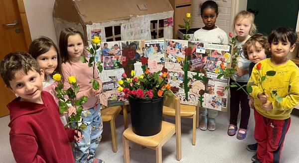 Kindergartenkinder verschenken faire Rosen an ihre Mütter