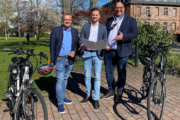 Die B&uuml;rgermeister Timo Greuel, Stefan Erb und Klaus Schejna.mit der Verwaltungsvereinbarung vor dem Rathaus in Langenselbold