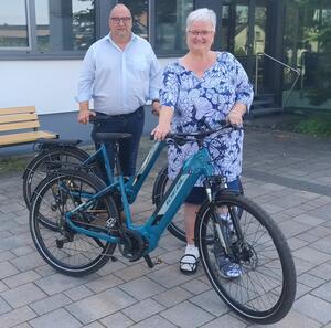 Personalratsvorsitzende Birgit Peck und B&uuml;rgermeister Klaus Schejna freuen sich &uuml;ber die neuen Dienst-E-Bikes.