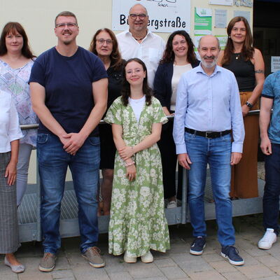 v.l.n.r.: Ute Janzen, Leiterin der Kita Stein&auml;cker, Nadine M&uuml;ller, neue Fachkraft f&uuml;r die Kita Stein&auml;cker, Marc Peters, neue Fachkraft in Vollzeit f&uuml;r den Hort in der Kita Buchbergstra&szlig;e, Sabine Gl&uuml;ck, Leiterin der Kita Buchbergstra&szlig;e, vorne Lea Brunntr&auml;ger, neue Fachkraft in Vollzeit f&uuml;r den Hort in der Kita Tausendf&uuml;&szlig;ler, dahinter B&uuml;rgermeister Klaus Schejna, Bianca Koppensteiner, Sachgebietsleiterin Kinderbetreuung, Andreas Betz, Leiter des Amtes f&uuml;r Familie und Soziales, Andrea Oppler, Leiterin der Kita Tausendf&uuml;&szlig;ler, Tim M&ouml;ller, Sachgebietsleiter Personal und stellvertr. Hauptamtsleiter.
