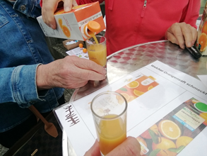 Verschiedene Orangens&auml;fte werden verkostet.