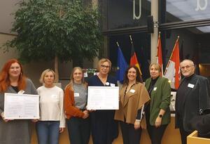 v.l.n.r.: Leitung Christina Pfeiffer-Bechthold, Erzieherin Andrea Lindner (beide Gemeinde Neuberg), stellvertretende Leitung Lena Webb, Leitung Astrid T&uuml;ting, Sachgebietsleitung Bianca Koppensteiner, Fachberatung Andrea Br&ouml;tzmann, Erster Beigeordneter Helmut Schwindt (alle Gemeinde Rodenbach)