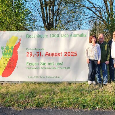 B&uuml;rgermeister Schejna, Martina Eichh&ouml;fer, Martin Hiltner und Richard Uhl von der Arbeitsgruppe Merchandising und Medien vor der Banner-Werbung zum Jubil&auml;umsfest