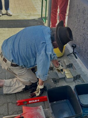 Gunter Demnig bei der Verlegung der Stolpersteine