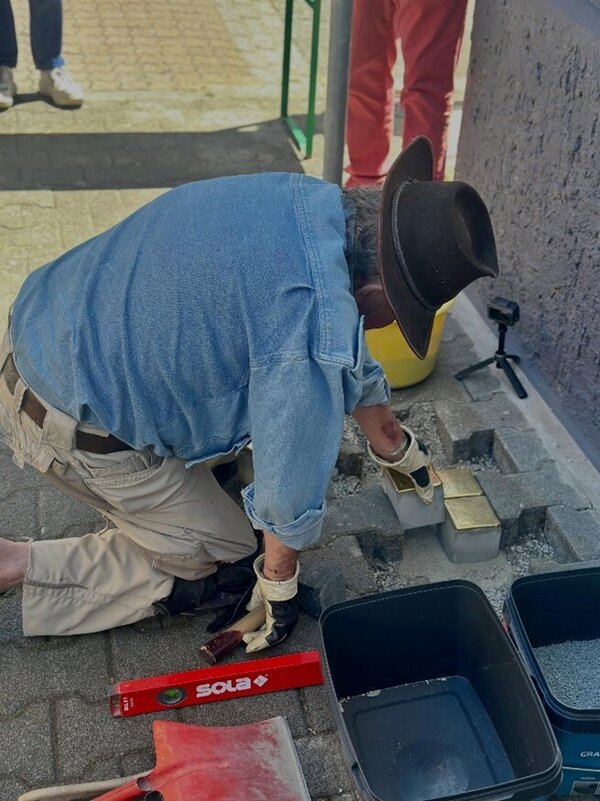 Gunter Demnig bei der Verlegung der Stolpersteine