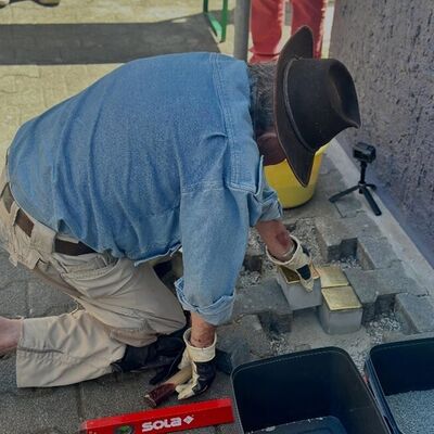 Gunter Demnig bei der Verlegung der Stolpersteine
