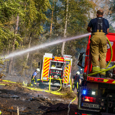 Rodenbach | Hessen | Deutschland | 10.08.2026: Am 10.08. kommt es im Wald zwischen Rodenbach und dem bayerischen Alzenau, gleichzeitig an vier Stellen, zu Waldbr&auml;nden, die von Feuerwehren aus dem ganzen Main-Kinzig-Kreis, dem Landkreis Aschaffenburg und der Polizeifliegerstaffel bek&auml;mpft werden. Auch Mitarbeiter von Hessenforst sind beteiligt.

Durch die vorherrschende Trockenheit konnten sich die Br&auml;nde schnell ausbreiten.

hier: 

Sascha Rheker
20260810

[Inhaltsveraendernde Manipulation des Fotos nur nach ausdruecklicher Genehmigung des Fotografen. Vereinbarungen ueber Abtretung von Persoenlichkeitsrechten/Model Release der abgebildeten Person/Personen liegt/liegen nicht vor.]