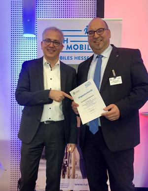 B&uuml;rgermeister Schejna mit Minister Tarek Al-Wazir bei der Urkunden&uuml;bergabe