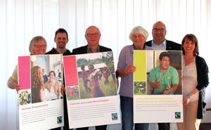 Die Steuerungsgruppe stellt die Fairtrade-Ausstellung vor