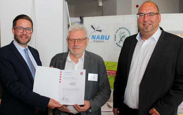 Reinhard Lukas erh&auml;lt von Landrat Thorsten Stolz den Ehrenbrief des Landes Hessen