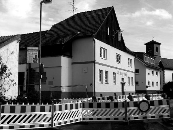 Anicht des Sch&uuml;tzenhofes von au&szlig;en mit Absperrungen