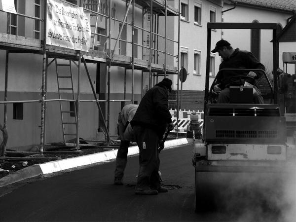 Arbeiten an der neuen Asphaltdecke vor dem Sch&uuml;tzenhof