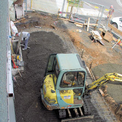 013_Der Beton für das neue Fundament am Eingang wird verteilt