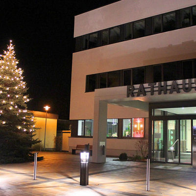 Das Rodenbacher Rathaus mit hell erleuchtetem Weihnachtsbaum_(C)_Hofmann