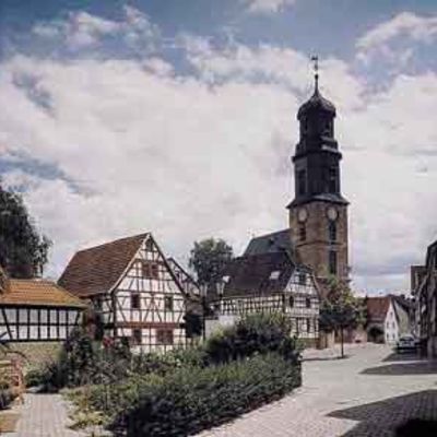 Blick in den alten Ortskern auf die evangelische Kirche